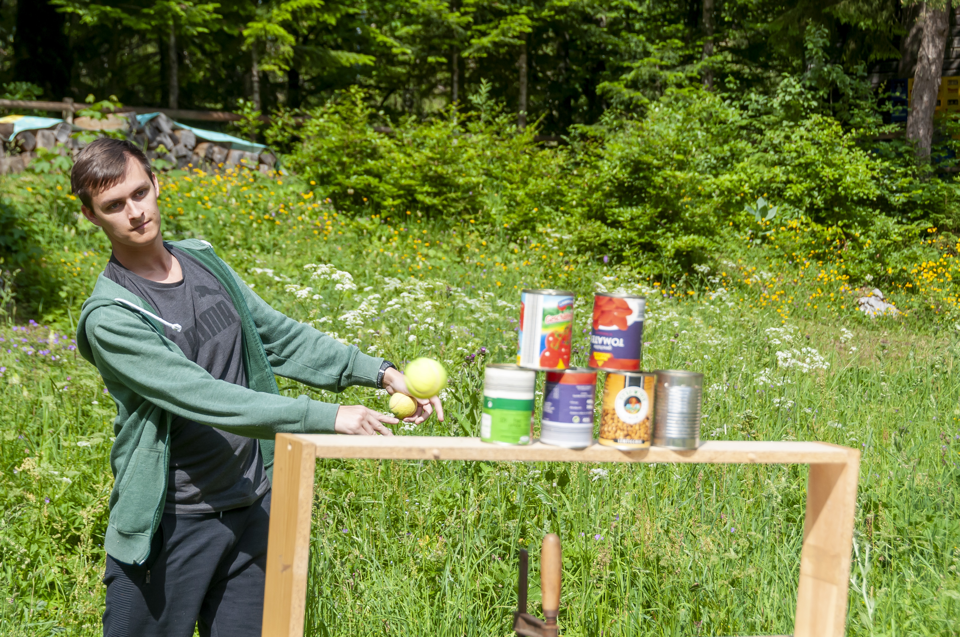 Ein gutaussehender, intelligenter, sportlicher, sarkastischer junger Mann