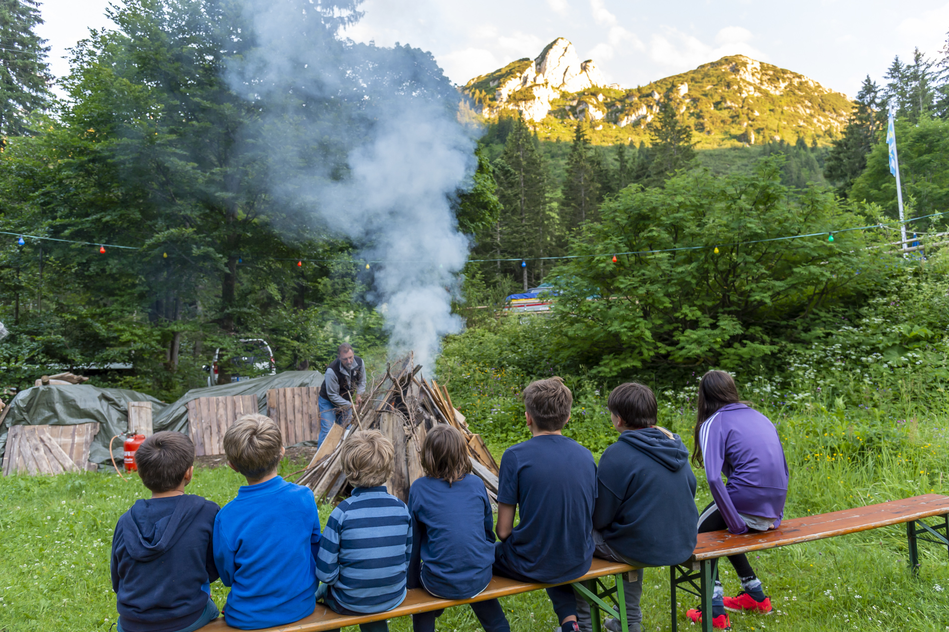 Unser 1. Vorstand entzündet das kleine Startfeuer für unser großes Sonnwendfeuer unter genauer Beobachtung der Buchsteinjungend